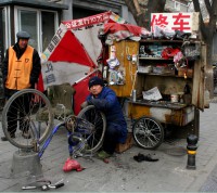 11-elsedupont-kina-cykelsmed-paa-arbejde