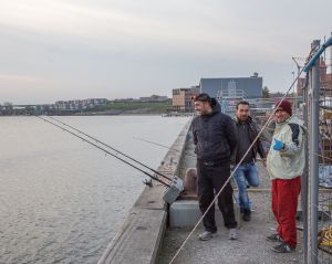 11-jan-eckert-glade-fiskere-paa-havnen